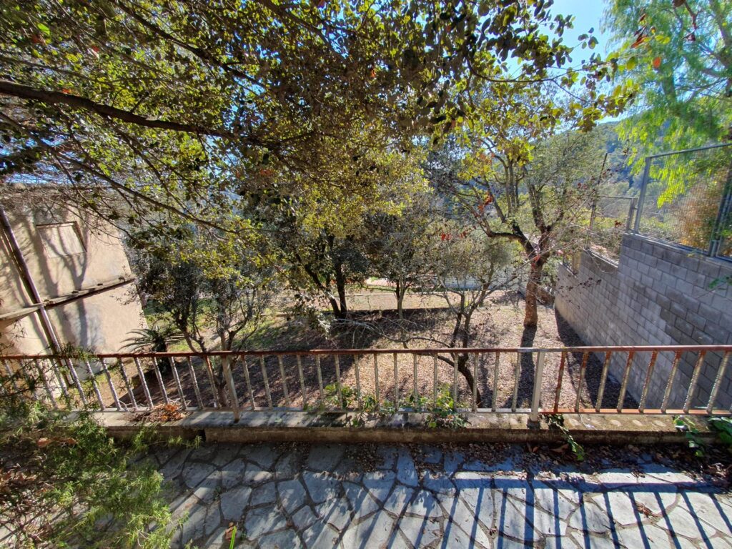 ¡Oportunidad Única! Terreno Edificable en el Baixador de Vallvidrera con Vistas a Collserola