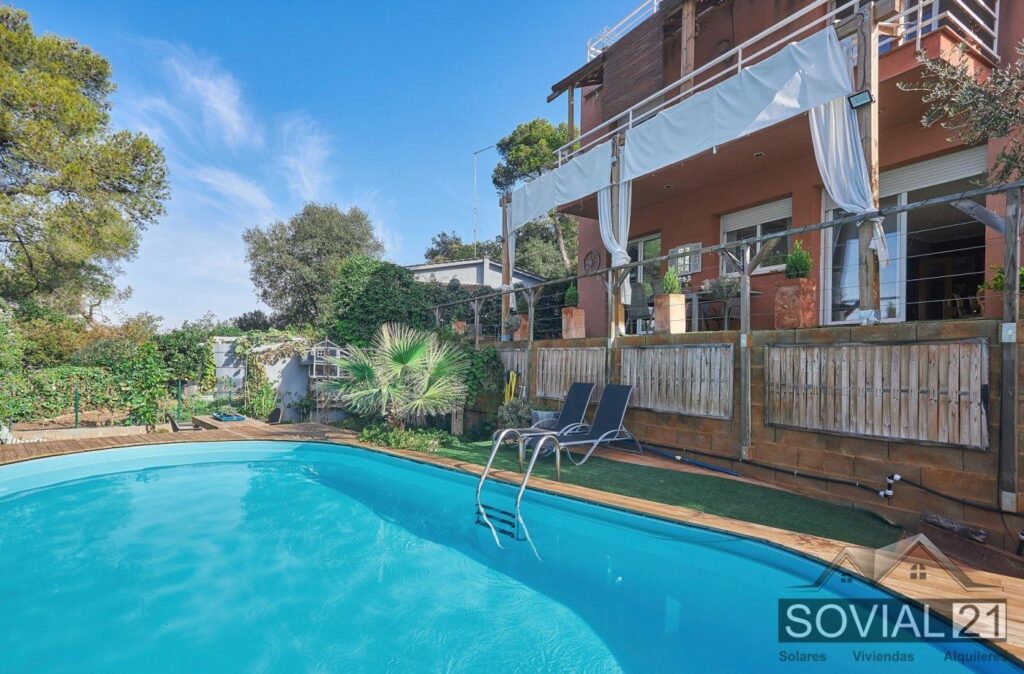 Terreno con vistas a Barcelona, el mar y Collserola, con 4 construcciones en Vallvidrera